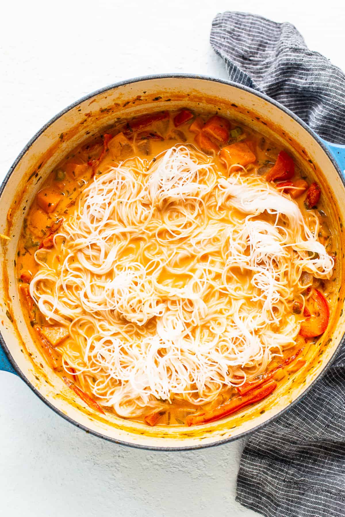 A dish with noodles and vegetables in it.